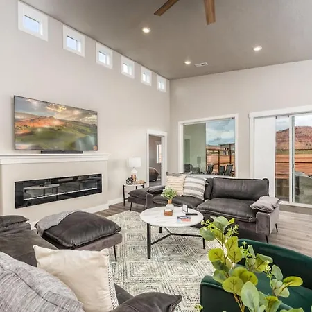 Tranquil Luxury With Desert Majesty